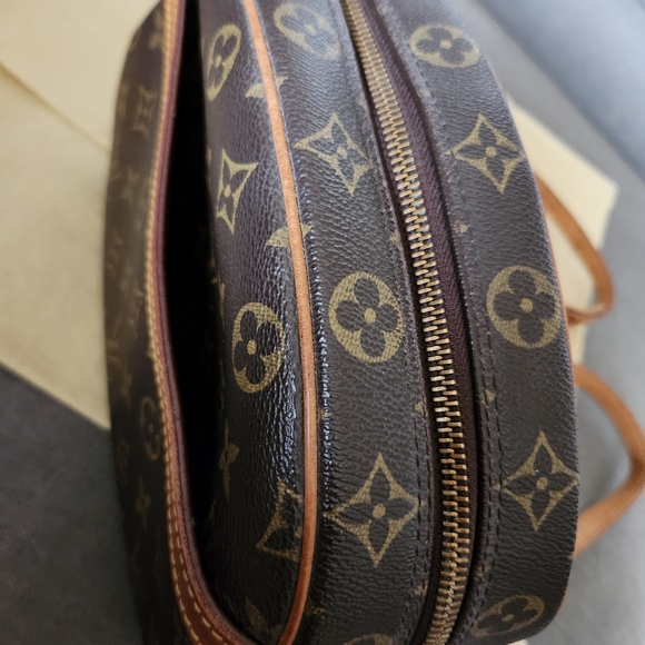 Louis Vuitton Blois Crossbody - Picture 12 of 16